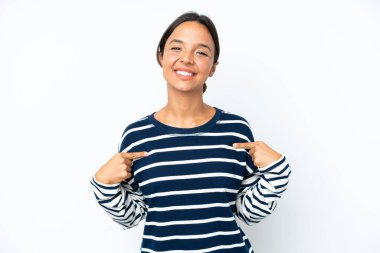 Beyaz arka planda soyutlanmış, gururlu ve kendini beğenmiş genç İspanyol kadın.