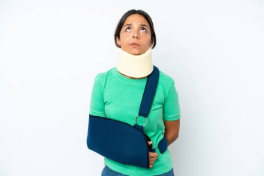 Boyunluk takan genç İspanyol kadın ve askısı beyaz arka planda izole edilmiş ve yukarı bakıyor.