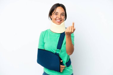 Boyunluk takan genç İspanyol kadın beyaz arka planda izole edilmiş bir şekilde el kol hareketi yapıyor.