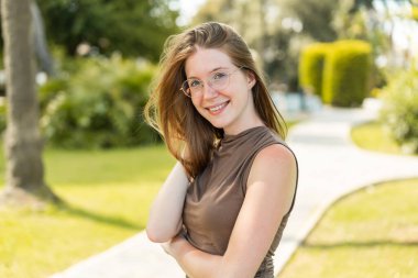 Açık havada gözlüklü genç bir Fransız kız. Portre