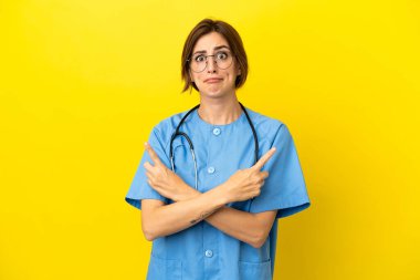 Doktor kadın, sarı arka planda izole edilmiş. Yan taraftakilerin şüpheleri olduğunu gösteriyor.