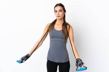 Beyaz arka planda, atlama ipiyle izole edilmiş beyaz bir beyaz kadın.