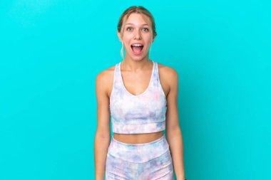 Mavi arka planda soluk benizli beyaz kadın sürpriz bir yüz ifadesiyle