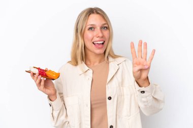 Beyaz arka planda saşimi tutan beyaz kadın mutlu ve parmakları olan dört kişi sayıyor.