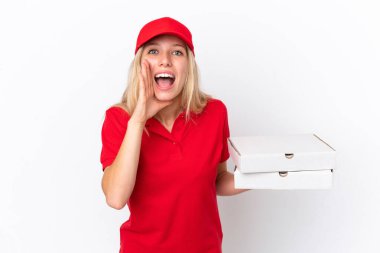 Beyaz arka planda pizza taşıyan teslimatçı kadın ağzı açık bağırıyor.