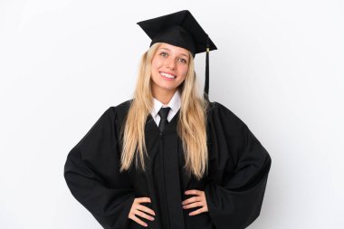 Beyaz arka planda izole edilmiş genç üniversite mezunu kadın kolları kalçasında ve gülümsüyor.