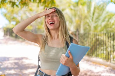 Dışarıdaki genç sarışın bayan bir şey fark etti ve çözümü arıyor.