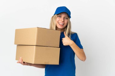 Beyaz arka planda izole edilmiş genç teslimatçı kadın. 