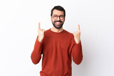 Kafkasyalı yakışıklı, sakallı, soyutlanmış beyaz bir arka planı var. Harika bir fikir.