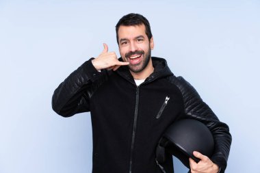 Motosiklet kasklı bir adam izole edilmiş arka planda telefon jesti yapıyor. Bana geri dönüş işareti ver.