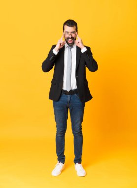 Gözlüklü, izole edilmiş sarı arka plan üzerinde tam boy iş adamı görüntüsü.