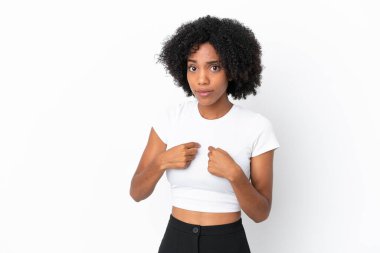 Beyaz arka planda izole edilmiş genç Afrikalı Amerikalı kadın kendini işaret ediyor.