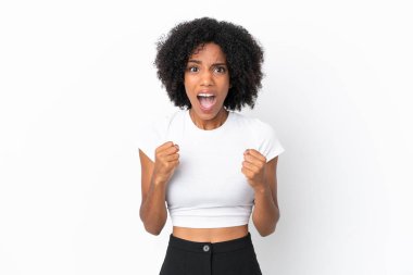 Beyaz arka planda izole edilmiş genç Afrikalı Amerikalı kadın kötü bir durum yüzünden hayal kırıklığına uğradı.