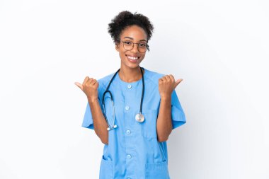Genç cerrah Afrikalı Amerikalı kadın beyaz arka planda izole edilmiş. Baş parmakları havada ve gülümsüyor.