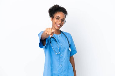 Genç cerrah Afrikalı Amerikalı doktor kadın beyaz arka planda izole edilmiş parmak izleriniz var.