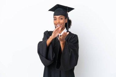 Genç üniversite mezunu Afro-Amerikalı bir kadın bir konferansta sunulduktan sonra beyaz arka planda alkışlanıyor.