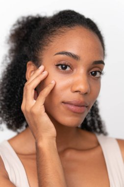 Beyaz arka planda izole edilmiş genç Afrikalı Amerikalı kadın.