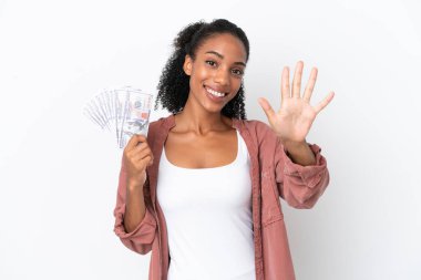 Genç Afrikalı Amerikalı kadın, beyaz arka planda izole edilmiş bir sürü para alıyor. Beş parmaklı sayıyor.
