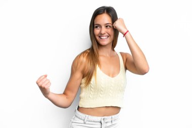 Beyaz arka planda izole edilmiş beyaz bir kadın zaferi kutluyor.