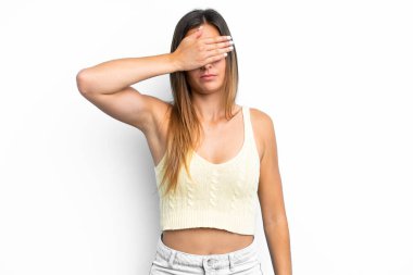 Beyaz arka planda izole edilmiş beyaz tenli genç bir kadın gözlerini elleriyle kapatıyor. Bir şey görmek istemiyorum.