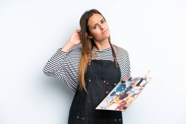 Beyaz arka planda izole edilmiş palet tutan beyaz bir kadın şüpheleri var.