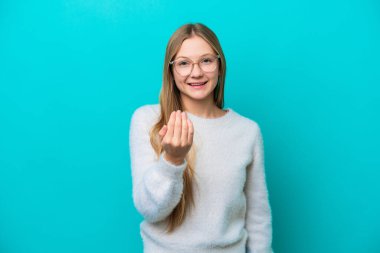 Genç Rus kadın, mavi arka planda izole edilmiş, davet edilmeye hazır. Gelmene sevindim.