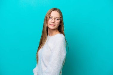Mavi arka planda izole edilmiş genç bir Rus kadın. Portre