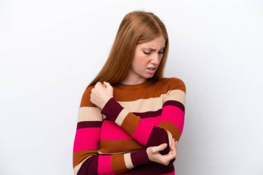 Genç kızıl saçlı kadın, beyaz arka planda izole edilmiş, dirseğinde ağrı var.