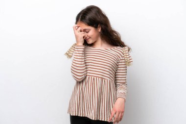 Küçük kız beyaz arka planda gülüyor.