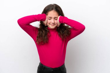 Beyaz arka planda izole edilmiş küçük bir kız hayal kırıklığına uğramış ve kulakları kapalı.