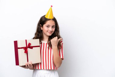 Beyaz arka planda yüzü sürpriz bir ifadeyle izole edilmiş bir doğum günü pastası tutan beyaz bir kız.