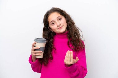 Beyaz arka planda izole edilmiş küçük beyaz bir kız elinde kahve tutuyor ve bizimle gelmesi için davet ediyor. Gelmene sevindim.
