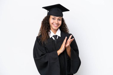 Üniversite mezunu genç bir Arap kadın, bir konferansta sunulduktan sonra beyaz arka planda alkış tutuyor.