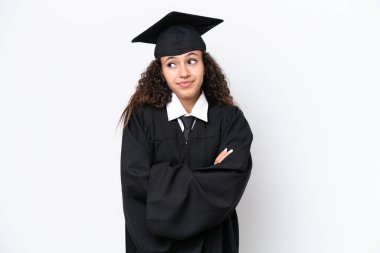 Üniversite mezunu genç bir Arap kadın omuzlarını kaldırırken şüpheyle hareket ediyor.