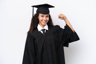 Genç üniversite mezunu, beyaz arka planda izole edilmiş, güçlü bir jest yapan Arap kadın.