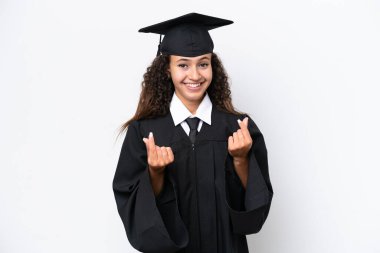 Üniversite mezunu genç bir Arap kadın, beyaz arka planda izole bir şekilde para hareketi yapıyor.