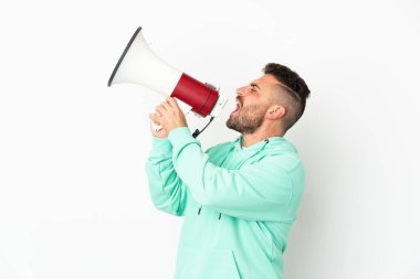 Beyaz arka planda izole edilmiş beyaz bir adam megafondan bir şey duyurmak için bağırıyor.