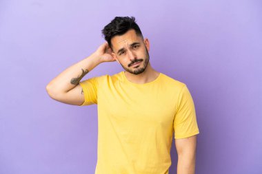 Mor arka planda izole edilmiş genç beyaz adamın şüpheleri var.