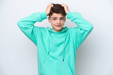 Beyaz arka planda izole edilmiş genç bir Rus adam gergin hareketler yapıyor.