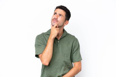 Soyutlanmış beyaz bir geçmişi olan yakışıklı bir genç.