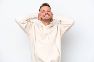 Beyaz arka planda izole edilmiş beyaz tenli yakışıklı bir adam gülüyor.