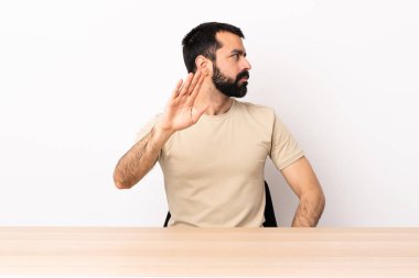 Masada sakallı beyaz bir adam dur hareketi yapıyor ve hayal kırıklığına uğruyor..