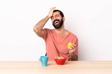 Masada kahvaltı yapan beyaz adam bir şeyin farkına vardı ve çözüme niyetlendi..