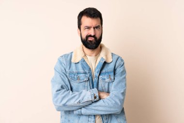 Kafkas sakallı, soyutlanmış bir geçmişi ve mutsuz bir ifadesi var.