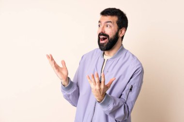 Sakallı, ceketli, yalıtılmış bir arka planı olan beyaz bir adam.