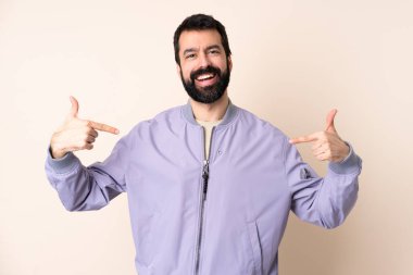 Sakallı, ceketli, soyutlanmış, gururlu ve kendini beğenmiş beyaz bir adam.