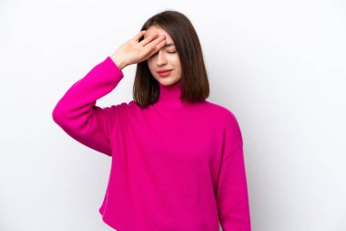 Genç Ukraynalı kadın yorgun ve hasta bir ifadeyle beyaz arka planda izole edilmiş.