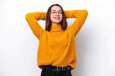 Genç Ukraynalı kadın beyaz arka planda izole edilmiş gülüyor.