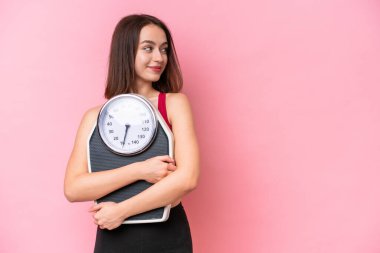 Pembe arka planda izole edilmiş genç Ukraynalı bir kadın.