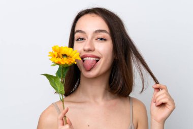 Genç Ukraynalı kadın gülümserken elinde ayçiçeği tutarak beyaz arka planda izole edilmiş. Portreyi kapat